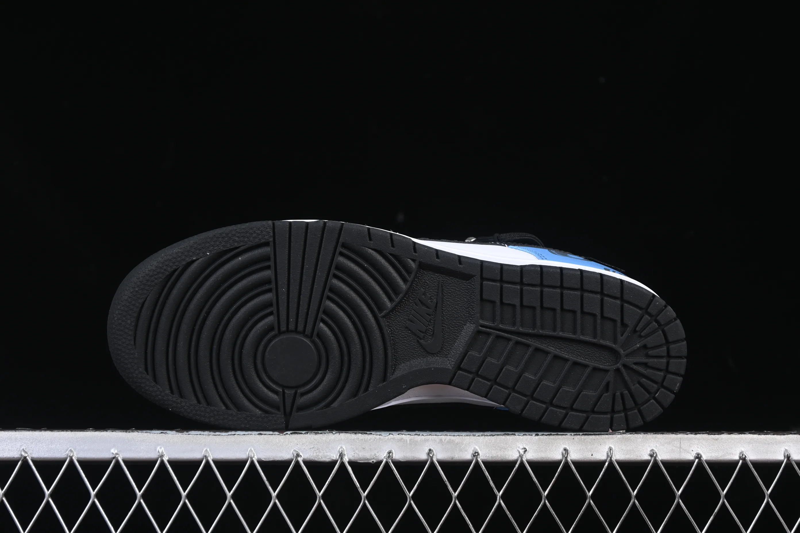 All categories Nk SB Dunk Series Nk SB Dunk Low High-end customized low-top sneakers Nike SB Dunk Low white, black and blue straps low-top casual sneakers DD1391-100